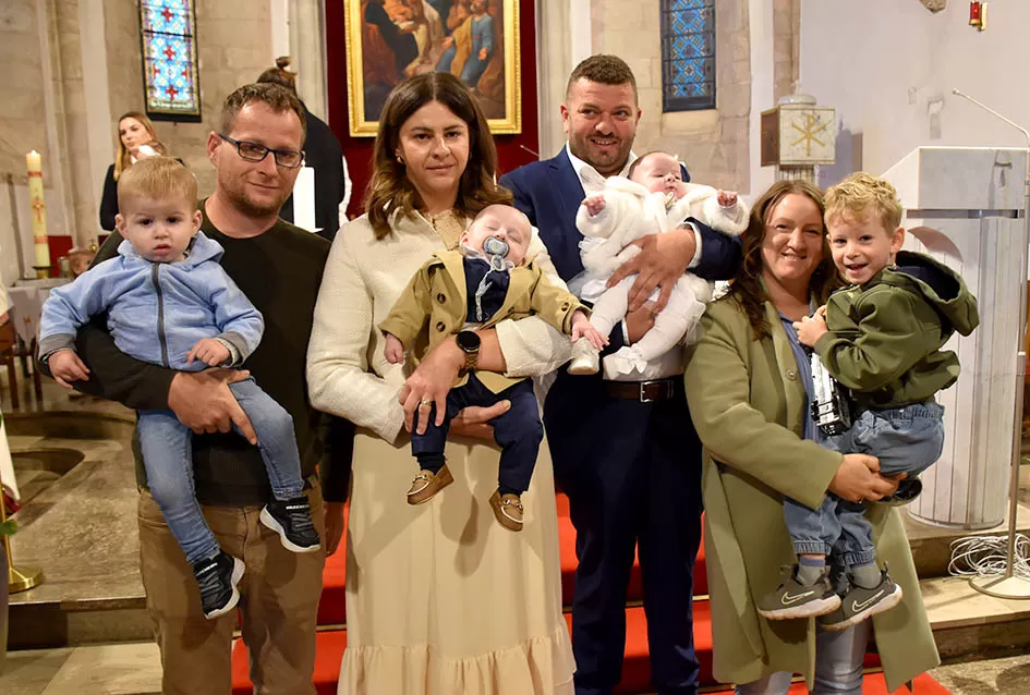 Dva osmijeha, dvostruka radost: Blizanci Dora i Lovro kršteni u Požegi