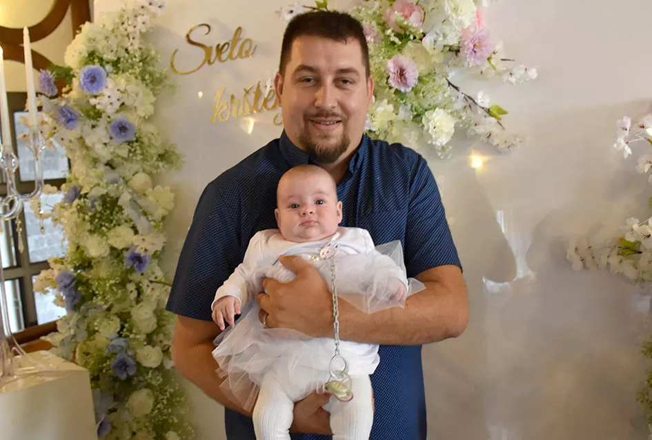 Dva osmijeha, dvostruka radost: Blizanci Dora i Lovro kršteni u Požegi