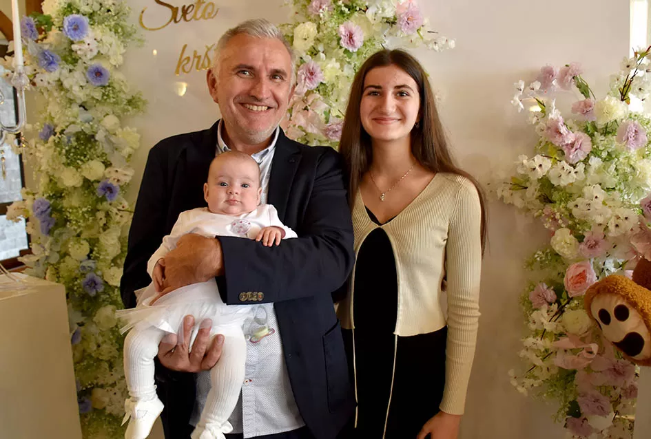 Dva osmijeha, dvostruka radost: Blizanci Dora i Lovro kršteni u Požegi