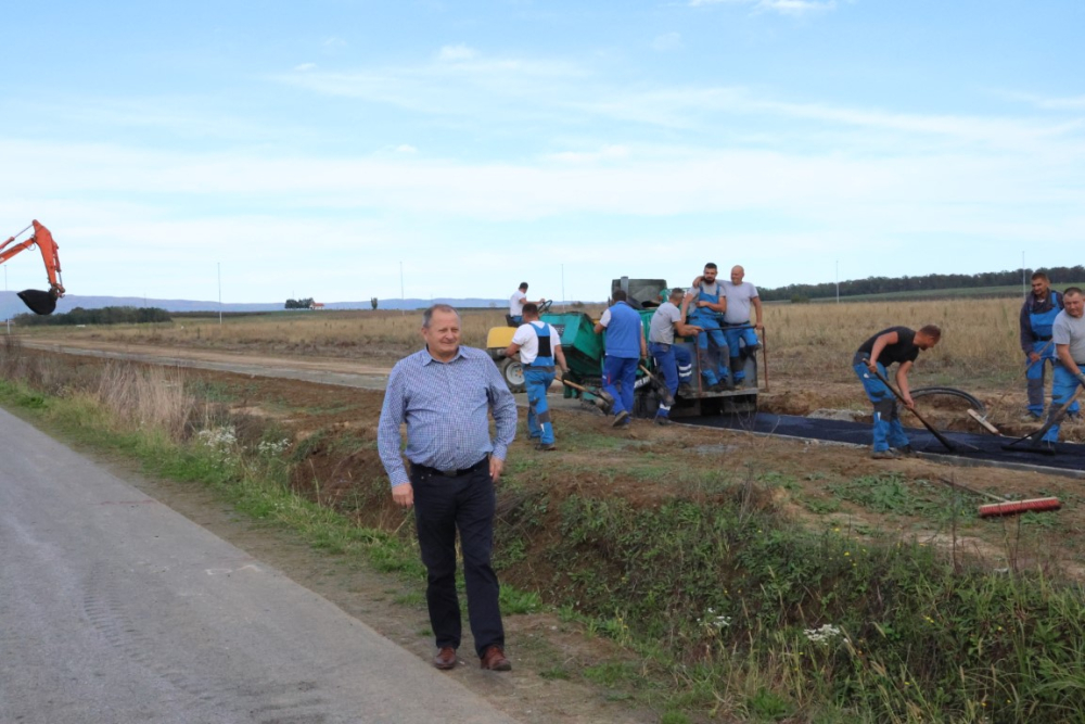 Požega.eu | Završeno još jedno infrastrukturno ulaganje u Jakšiću: Izgrađen nogostup u duljini 1.650 metara