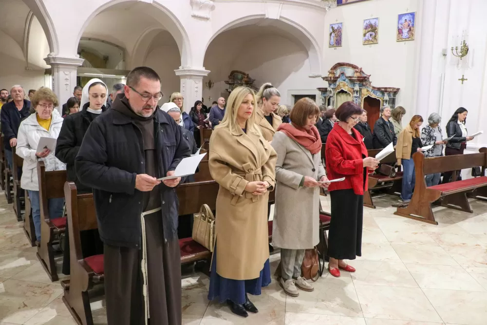 Požega.eu | Molitveno bdijenje u požeškoj Katedrali u predvečerje svetkovine sv. Terezije