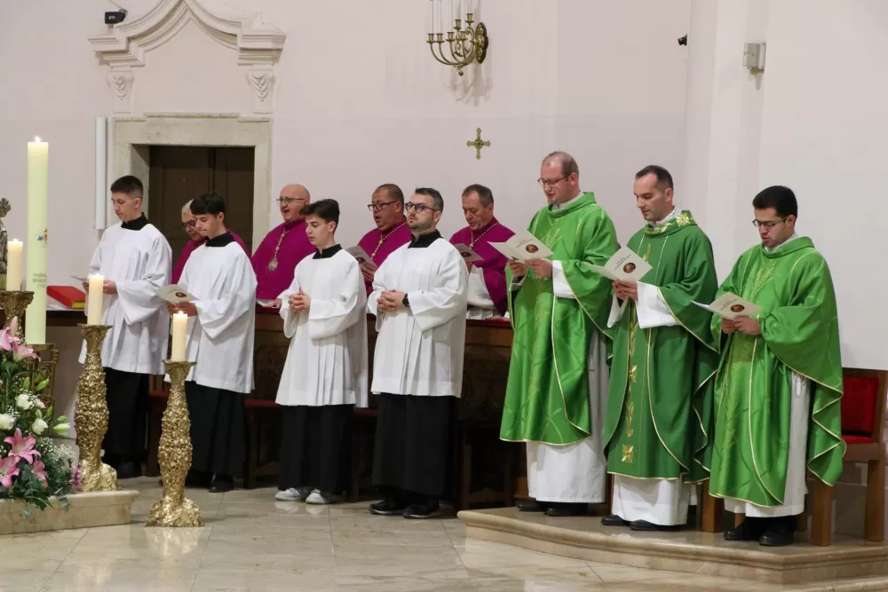 Molitveno bdijenje u požeškoj Katedrali u predvečerje svetkovine sv. Terezije