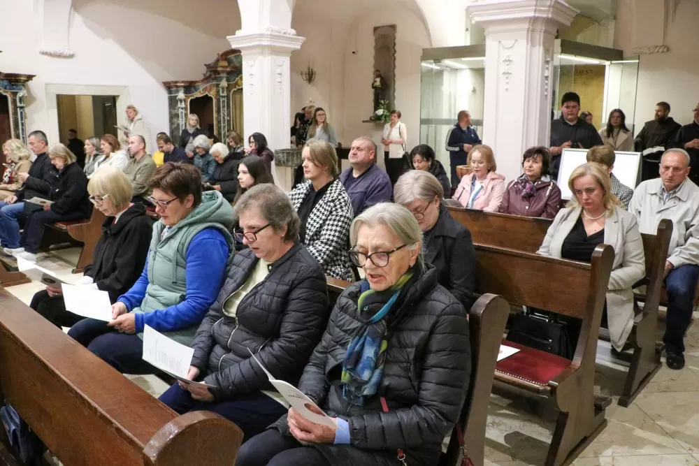 Molitveno bdijenje u požeškoj Katedrali u predvečerje svetkovine sv. Terezije