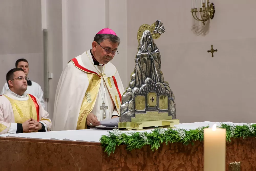 Molitveno bdijenje u požeškoj Katedrali u predvečerje svetkovine sv. Terezije