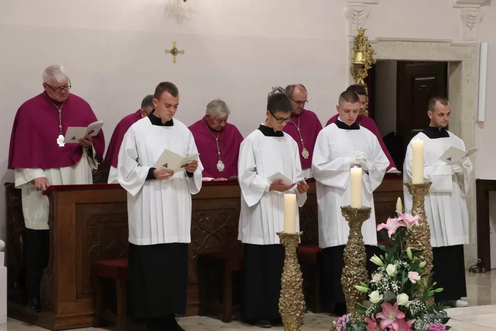 Molitveno bdijenje u požeškoj Katedrali u predvečerje svetkovine sv. Terezije