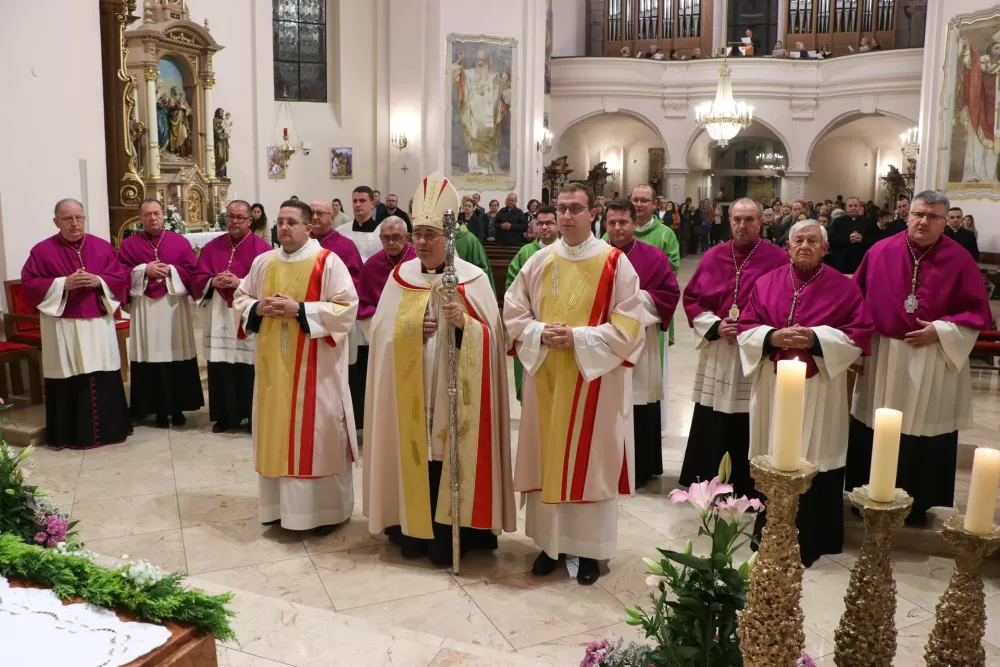 Molitveno bdijenje u požeškoj Katedrali u predvečerje svetkovine sv. Terezije