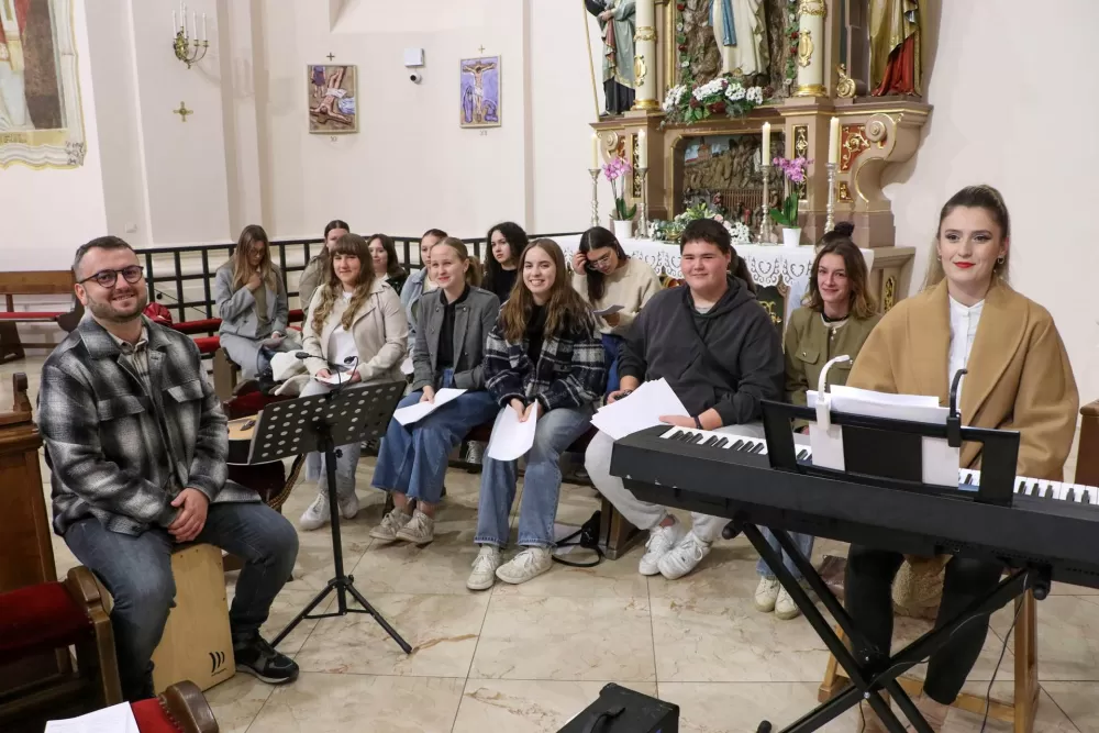 Molitveno bdijenje u požeškoj Katedrali u predvečerje svetkovine sv. Terezije