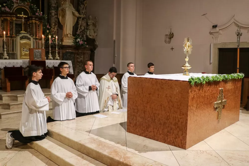 Molitveno bdijenje u požeškoj Katedrali u predvečerje svetkovine sv. Terezije