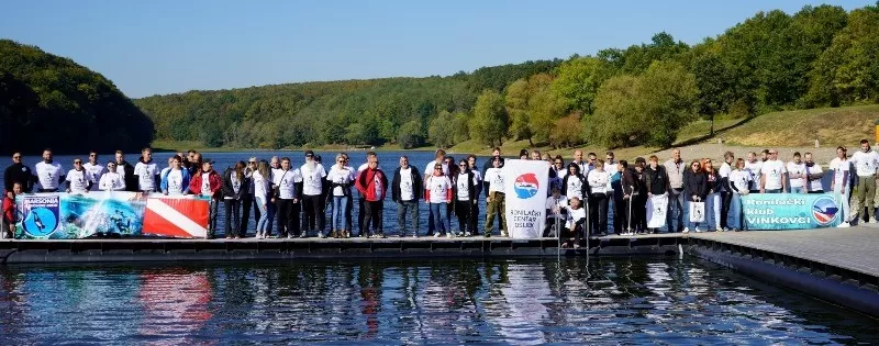 SB Online | Ronioci dva brodska kluba čistili jezero Borovik