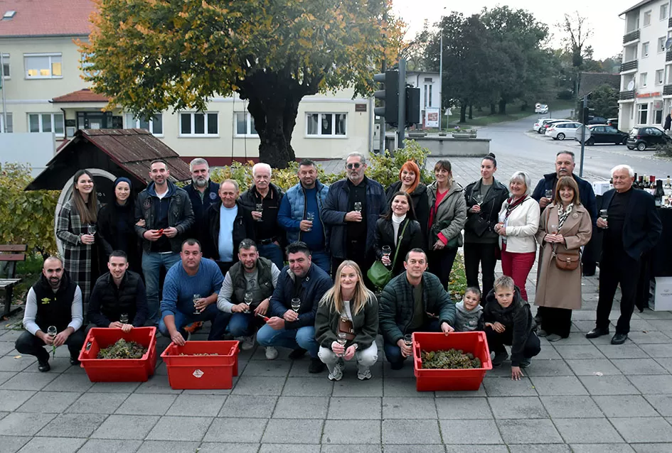 Požega.eu | Kutjevački vinari svečano zaključili berbu grožđa na Trgu graševine