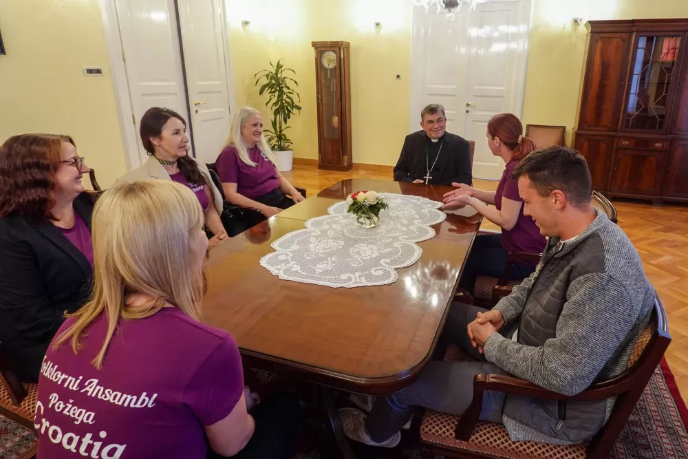 Biskup Ivo primio članove Folklornog ansambla Požega