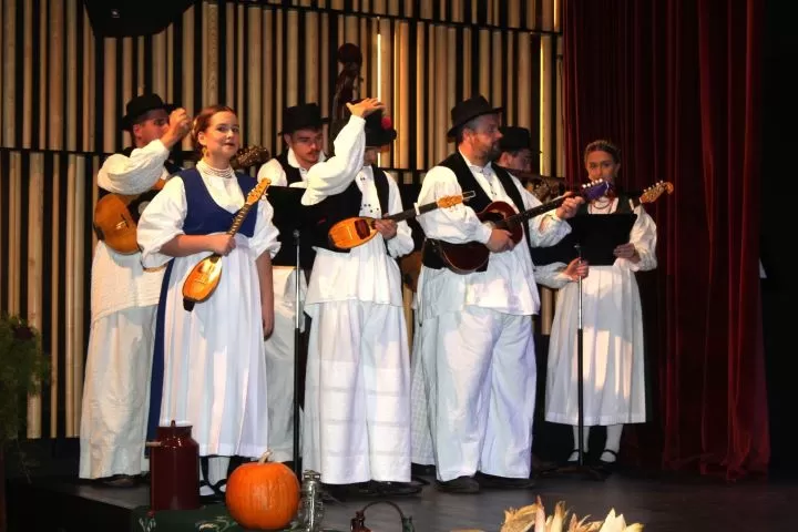 KULTURNO-UMJETNIČKO DRUŠTVO „ORLJAVA“: Održan dvosatni koncert „Lišće šuška, a tambura svira“