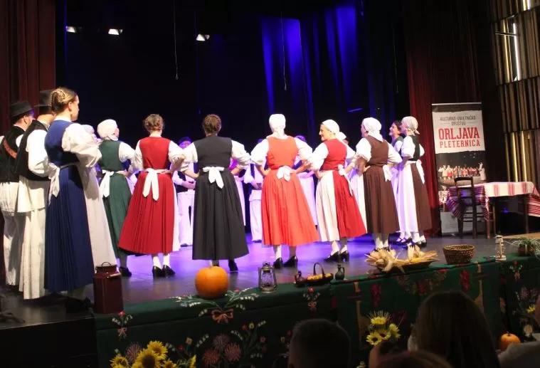 KULTURNO-UMJETNIČKO DRUŠTVO „ORLJAVA“: Održan dvosatni koncert „Lišće šuška, a tambura svira“
