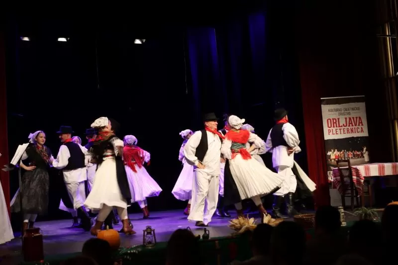 KULTURNO-UMJETNIČKO DRUŠTVO „ORLJAVA“: Održan dvosatni koncert „Lišće šuška, a tambura svira“