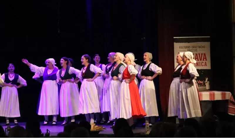 KULTURNO-UMJETNIČKO DRUŠTVO „ORLJAVA“: Održan dvosatni koncert „Lišće šuška, a tambura svira“