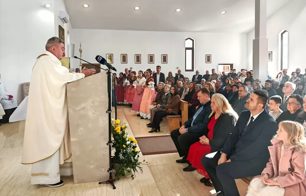 Svečano u Bartolovcima; posvećena crkva svetog pape Ivana Pavla II