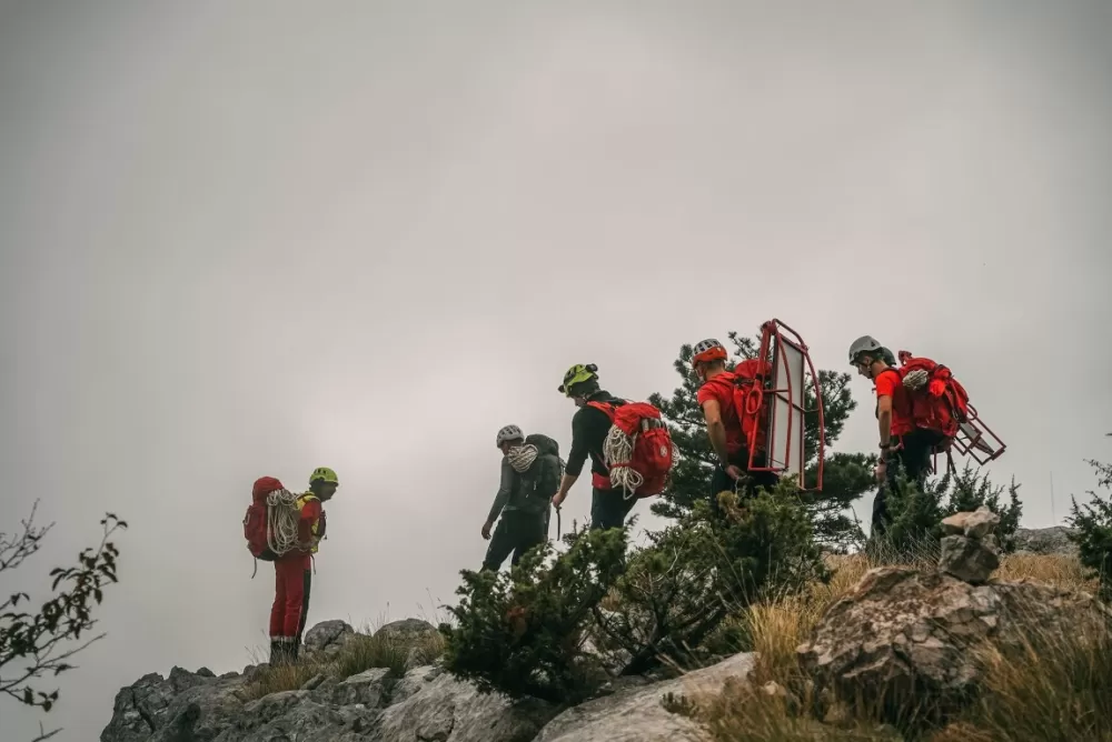 Požeški HGSS-ovci pokazali snagu zajedništva i hrabrosti na stijenskoj vježbi podno Biokova