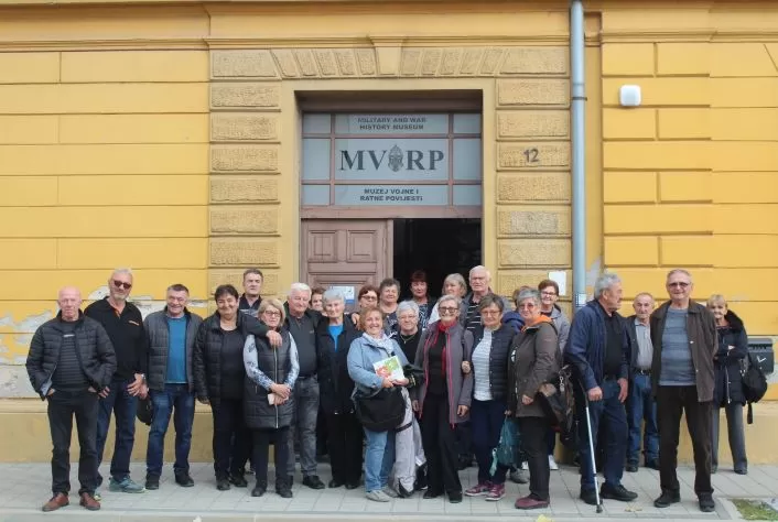 Požega.eu | MATICA UMIROVLJENIKA GRADA PLETERNICE: Posjetili županijska spomen-obilježja Domovinskog rata