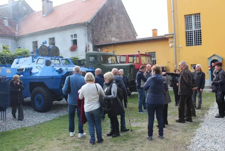 MATICA UMIROVLJENIKA GRADA PLETERNICE: Posjetili županijska spomen-obilježja Domovinskog rata