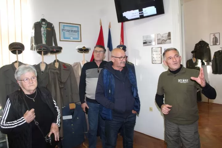 MATICA UMIROVLJENIKA GRADA PLETERNICE: Posjetili županijska spomen-obilježja Domovinskog rata