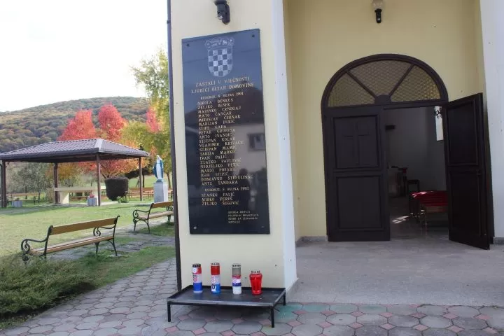 MATICA UMIROVLJENIKA GRADA PLETERNICE: Posjetili županijska spomen-obilježja Domovinskog rata