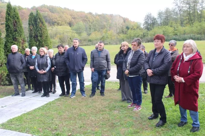 MATICA UMIROVLJENIKA GRADA PLETERNICE: Posjetili županijska spomen-obilježja Domovinskog rata