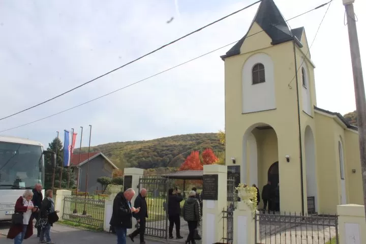 MATICA UMIROVLJENIKA GRADA PLETERNICE: Posjetili županijska spomen-obilježja Domovinskog rata