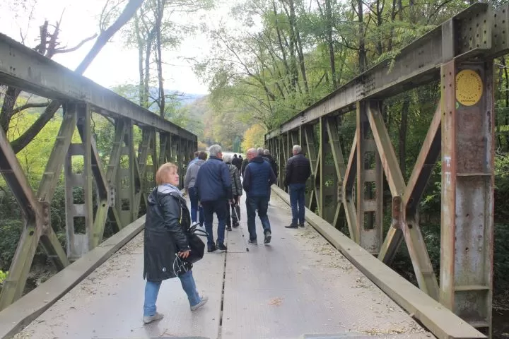 MATICA UMIROVLJENIKA GRADA PLETERNICE: Posjetili županijska spomen-obilježja Domovinskog rata