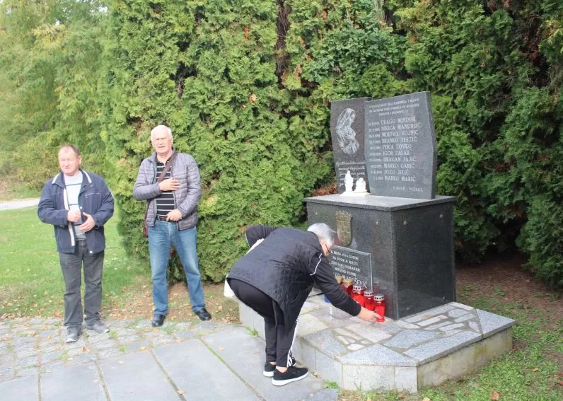 MATICA UMIROVLJENIKA GRADA PLETERNICE: Posjetili županijska spomen-obilježja Domovinskog rata