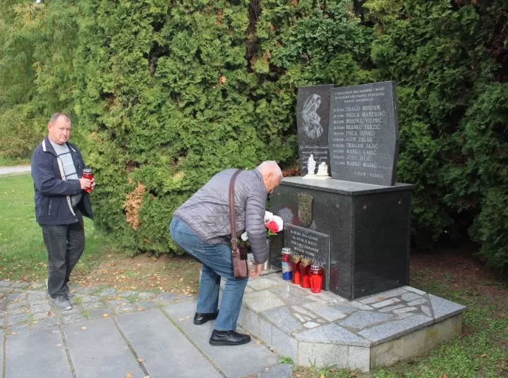 MATICA UMIROVLJENIKA GRADA PLETERNICE: Posjetili županijska spomen-obilježja Domovinskog rata