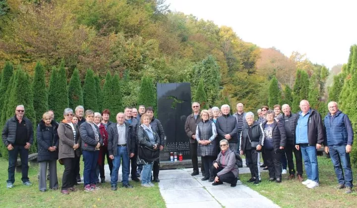 MATICA UMIROVLJENIKA GRADA PLETERNICE: Posjetili županijska spomen-obilježja Domovinskog rata