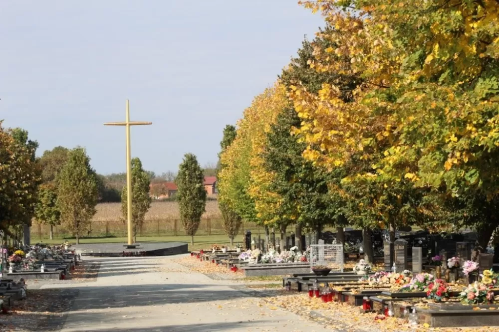 Uređenje groblja uoči Svih Svetih (FOTO)