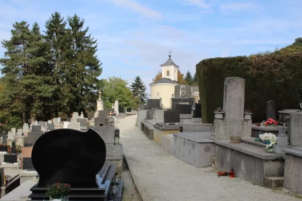 Uređenje groblja uoči Svih Svetih (FOTO)