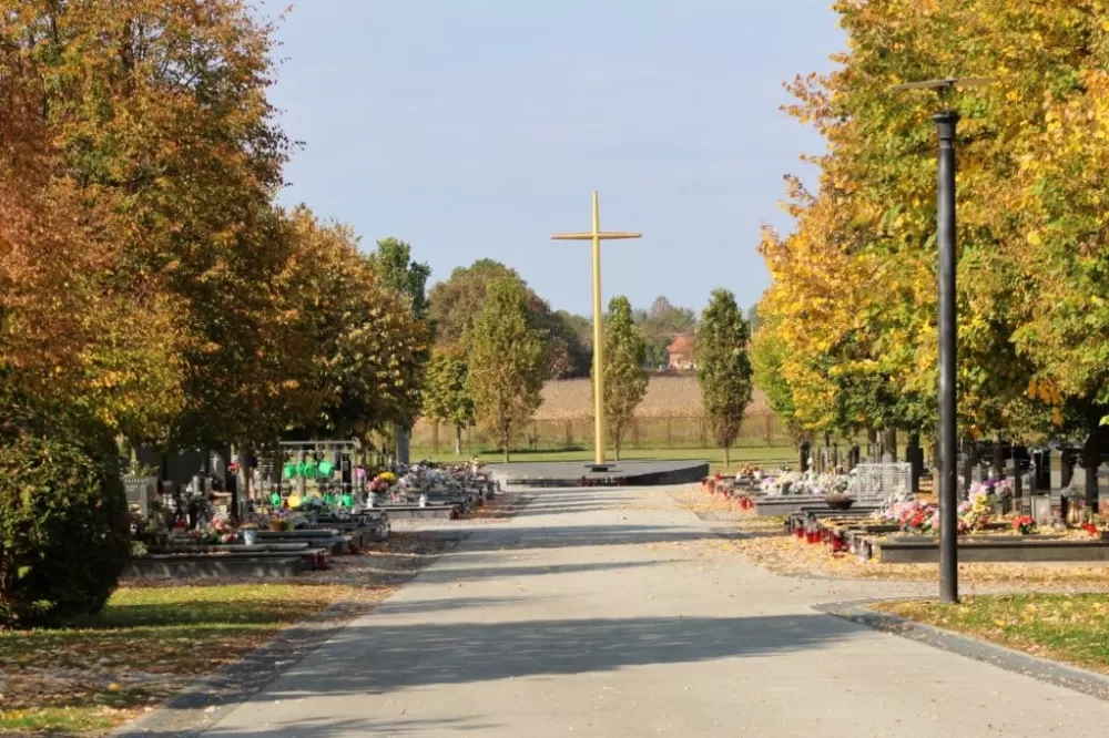 Uređenje groblja uoči Svih Svetih (FOTO)