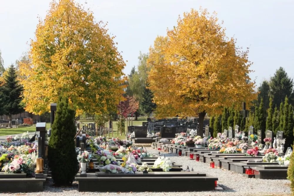 Uređenje groblja uoči Svih Svetih (FOTO)