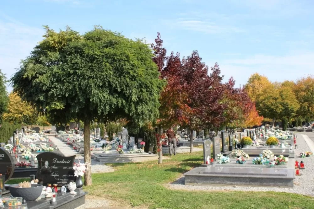 Uređenje groblja uoči Svih Svetih (FOTO)
