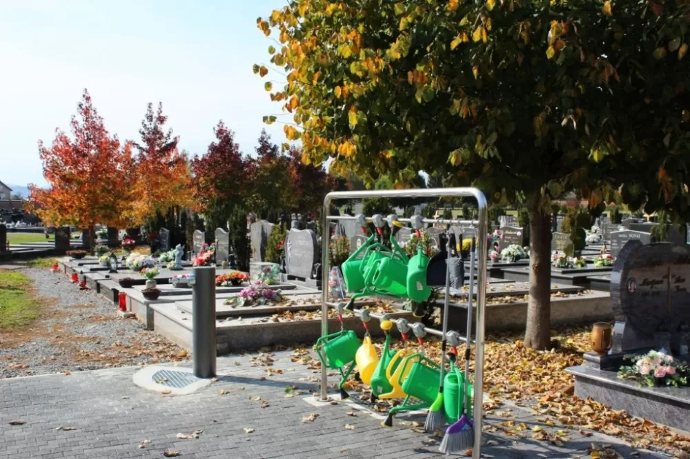 Uređenje groblja uoči Svih Svetih (FOTO)
