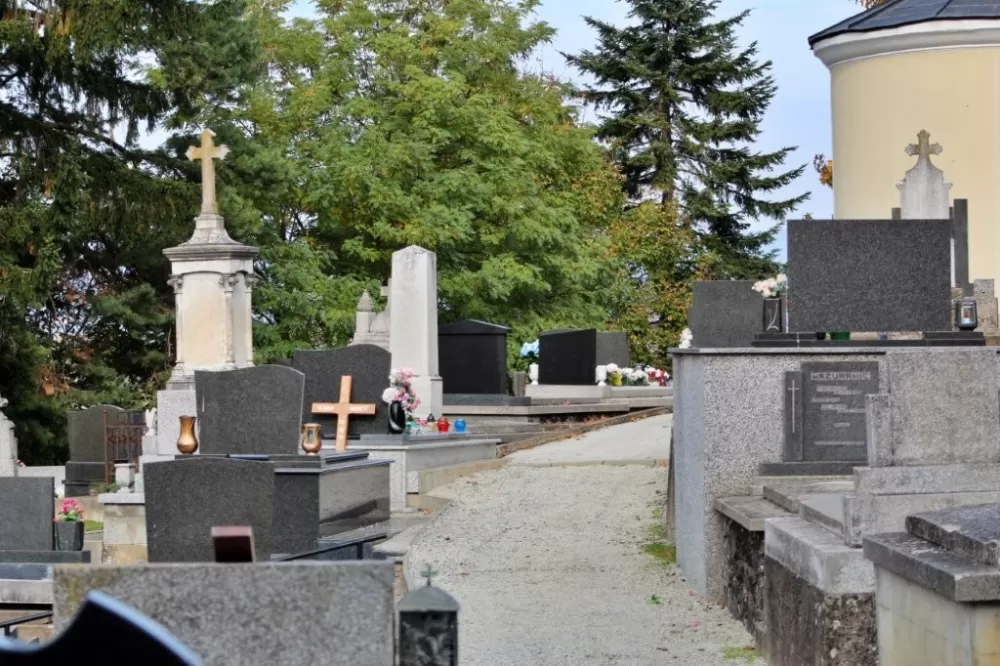Uređenje groblja uoči Svih Svetih (FOTO)