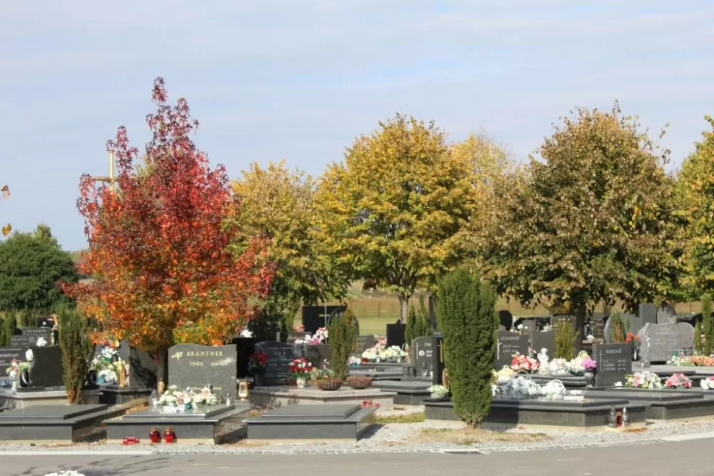 Požega.eu | Uređenje groblja uoči Svih Svetih (FOTO)