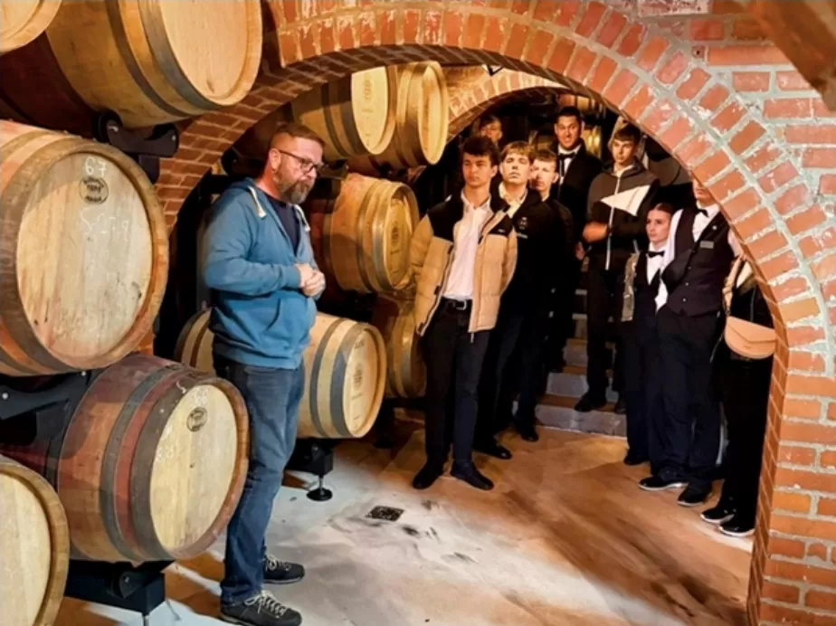 SB Online | Budući konobari pohodili vinograd i podrum na padinama Papuka