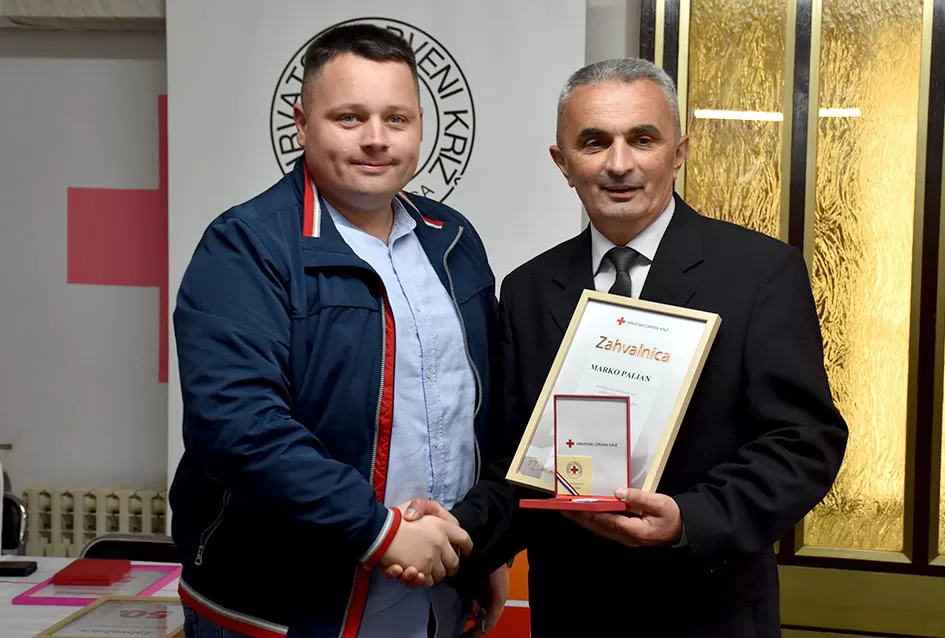 Višestruki darivatelj krvi Davor Matić primio odličje predsjednika RH, a deseci pojedinaca niz priznanja