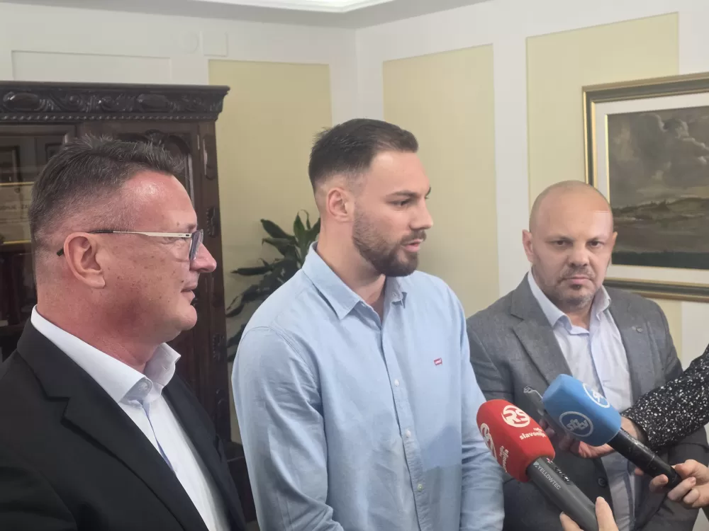 Srdačan susret župana Marušića i njegovih suradnika sa Gabrijelom Veočićem  