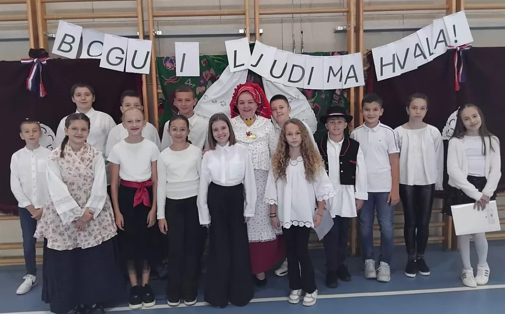 SB Online | Đaci u Vinogorju obilježili dane kruha i zahvalnosti za plodove zemlje