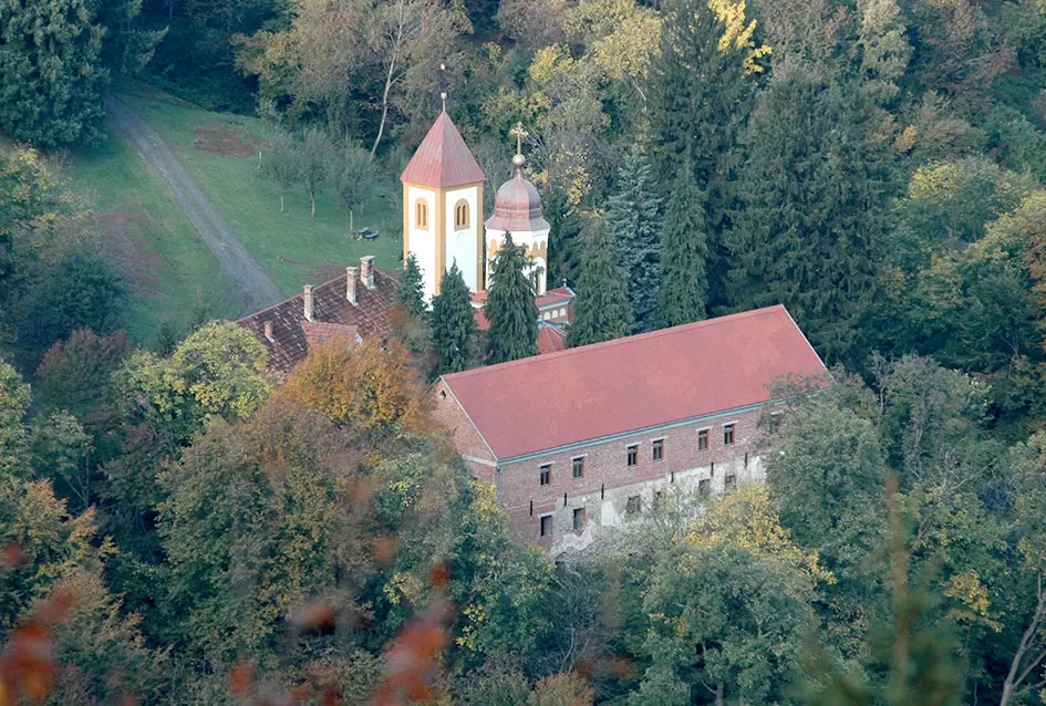 Na visokoj razini predstavljena je publikacija Vinka Tadića o manastiru Orahovici  