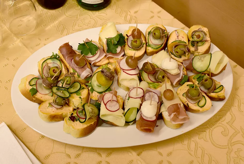 Na visokoj razini predstavljena je publikacija Vinka Tadića o manastiru Orahovici  