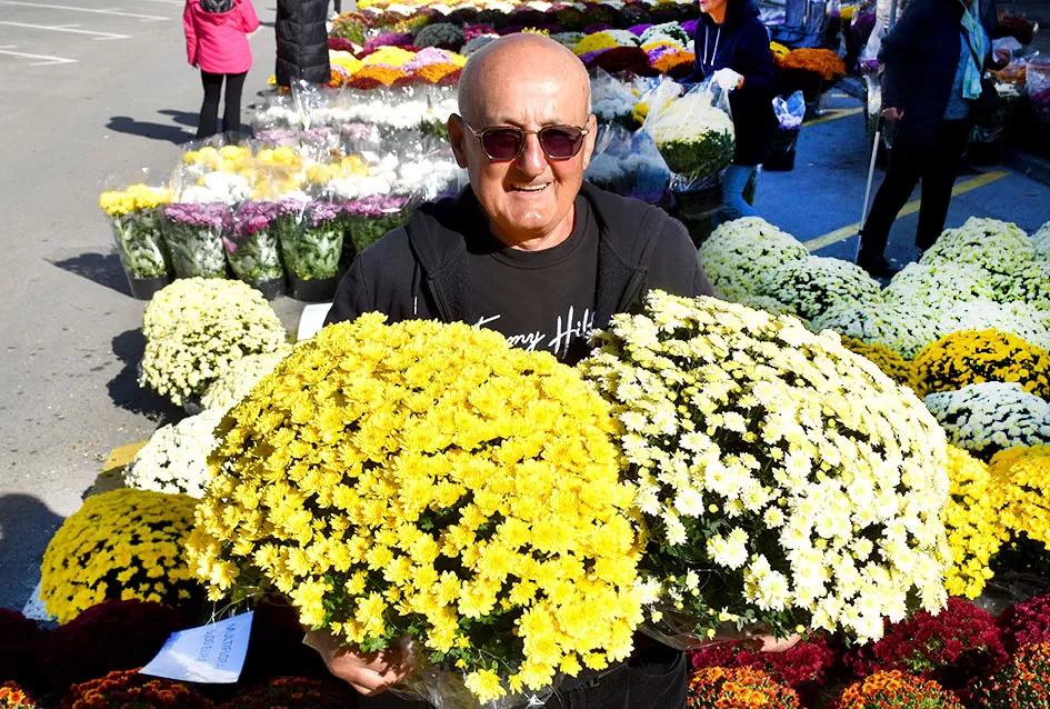 Požega.eu | /FOTOGALERIJA/ Požega se priprema za blagdan Svih svetih: Cvijeće i aranžmani neizostavni dio u toj prigodi 