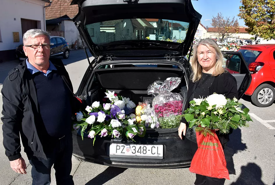 /FOTOGALERIJA/ Požega se priprema za blagdan Svih svetih: Cvijeće i aranžmani neizostavni dio u toj prigodi 