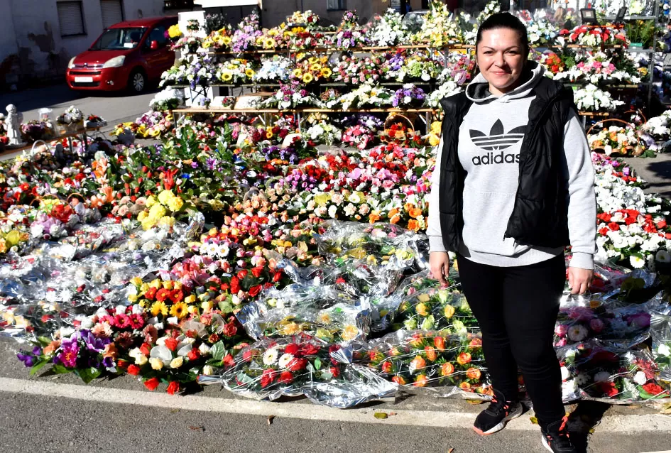 /FOTOGALERIJA/ Požega se priprema za blagdan Svih svetih: Cvijeće i aranžmani neizostavni dio u toj prigodi 