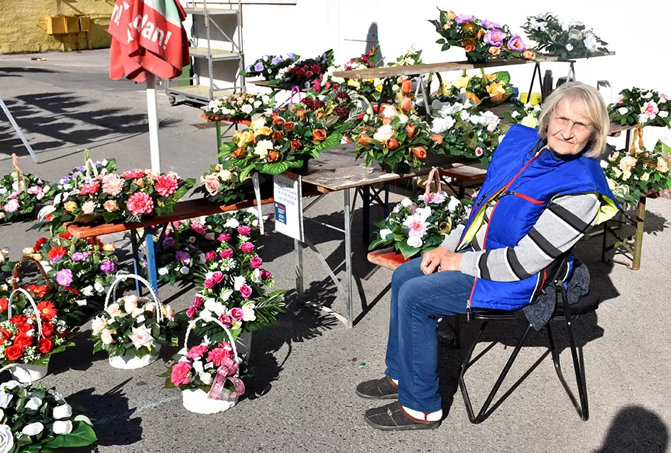 /FOTOGALERIJA/ Požega se priprema za blagdan Svih svetih: Cvijeće i aranžmani neizostavni dio u toj prigodi 