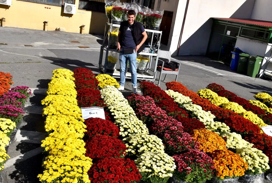 /FOTOGALERIJA/ Požega se priprema za blagdan Svih svetih: Cvijeće i aranžmani neizostavni dio u toj prigodi 